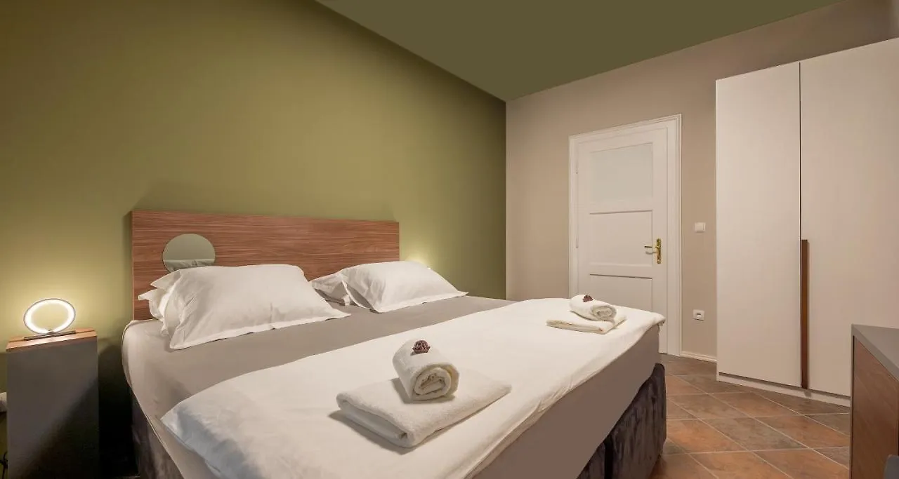 Green, Deluxe Two Bedroom Suite Split Apartment