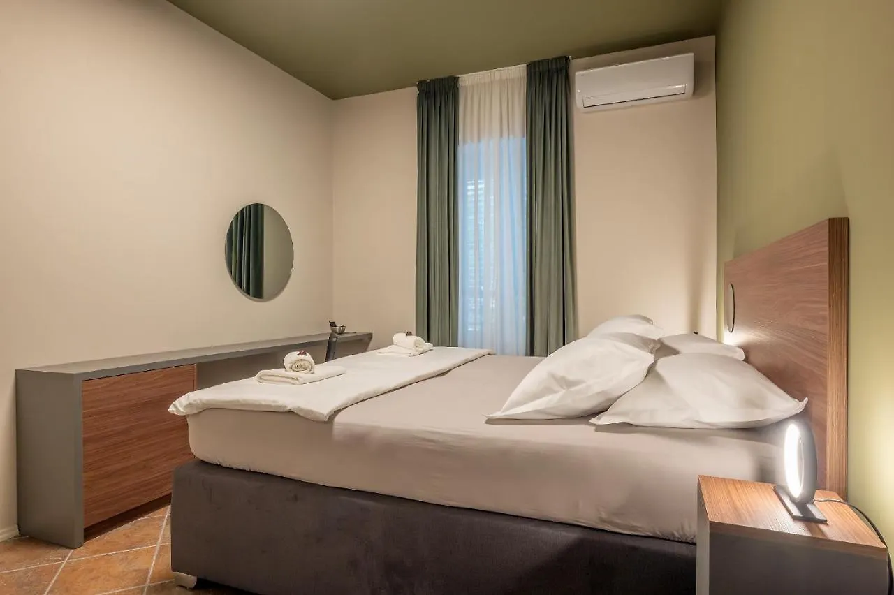 Green, Deluxe Two Bedroom Suite Split