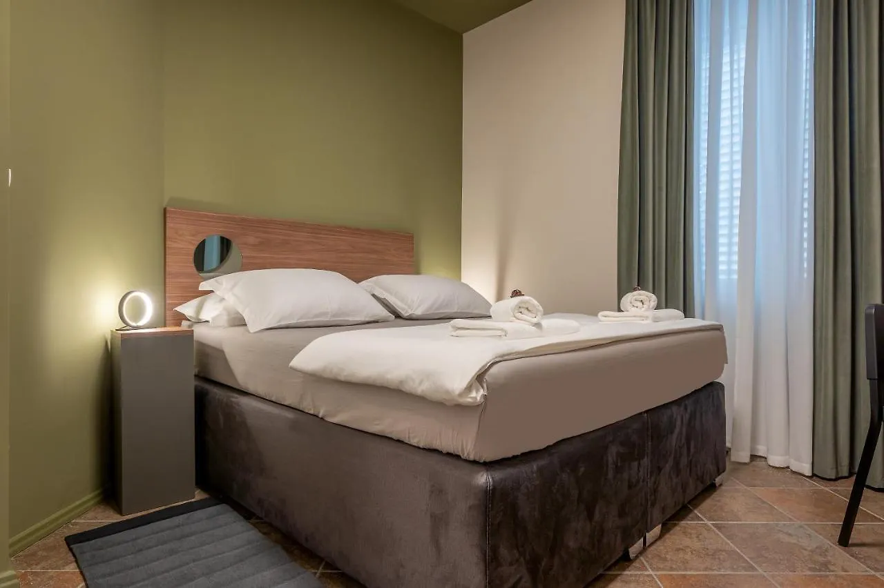 Green, Deluxe Two Bedroom Suite Split Apartment