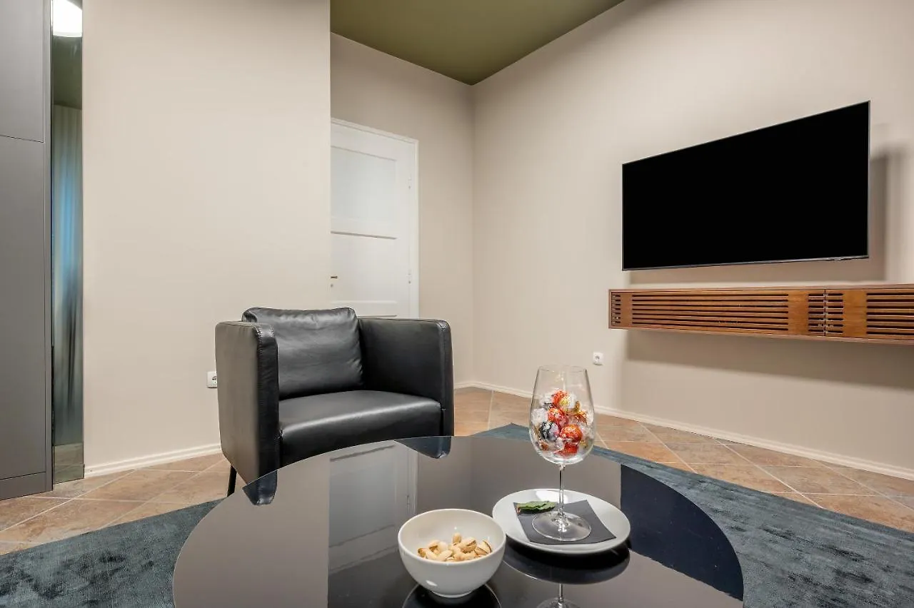Green, Deluxe Two Bedroom Suite Split