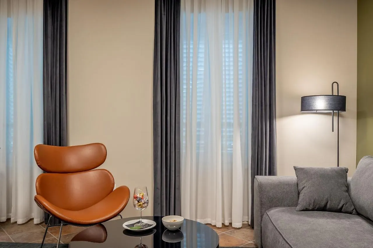 Green, Deluxe Two Bedroom Suite Split Apartment